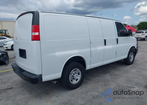 2018 Chevrolet Express 2500 Work Van z USA, uszkodzony, nr VIN 1GCWGAFP0J1342902